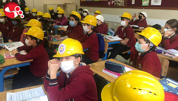 Öğrenciler derse madenci baretiyle geldi