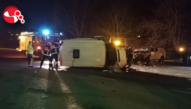 Direksiyon hakimiyetini kaybetti, karşı şeritten gelen araçla çarpıştı