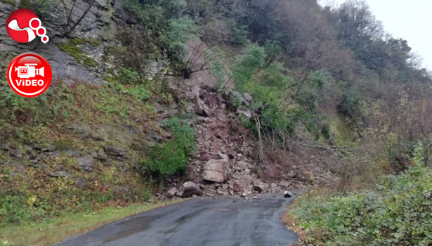 Heyelan köye ulaşımı kapattı!!!