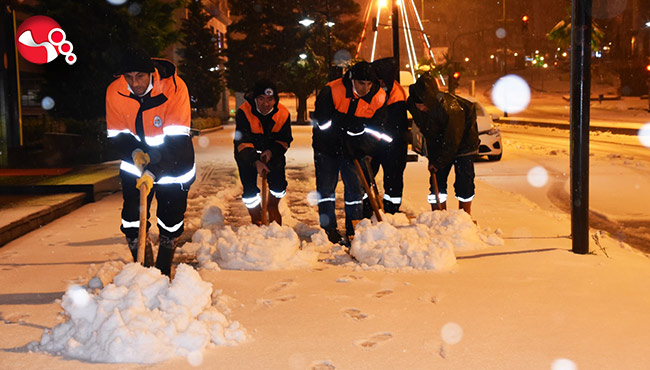 Kaldırımlar kardan temizleniyor!..