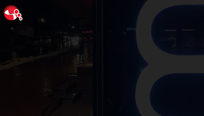 Reklam panosuna kafa attı!!!