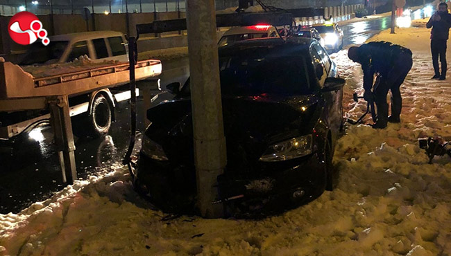 Refüje çıktı, direğe çarptı!..