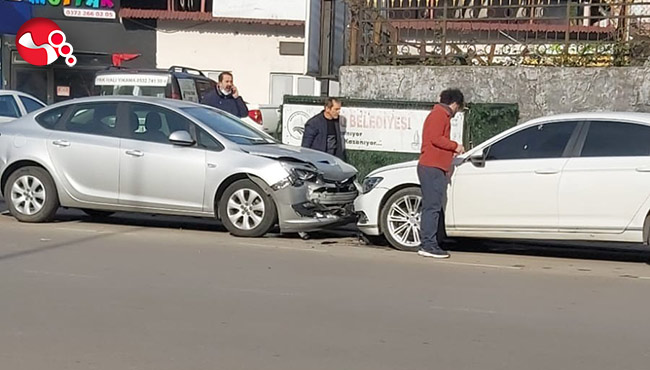 Otomobiller çarpıştı!..