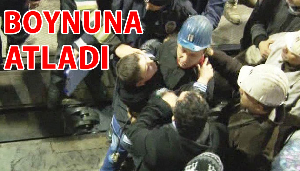 BABASINI KARŞISINDA GÖRÜNCE BOYNUNA ATLADI