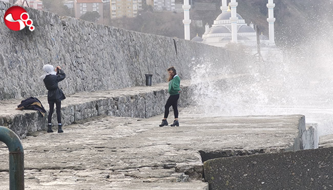 Dalgalara aldırmadan fotoğraf çektirdiler
