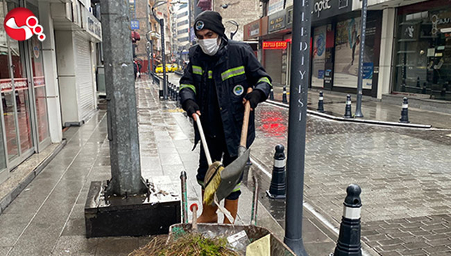 Temizlik Görevlisinden örnek davranış