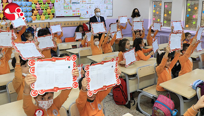 Öğrencilerin ilk karne sevinci