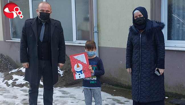 Covid-19 temaslı öğrenci karnesini evinde aldı