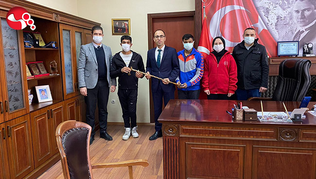 Gençler Devrek Bastonu yapmayı öğreniyor