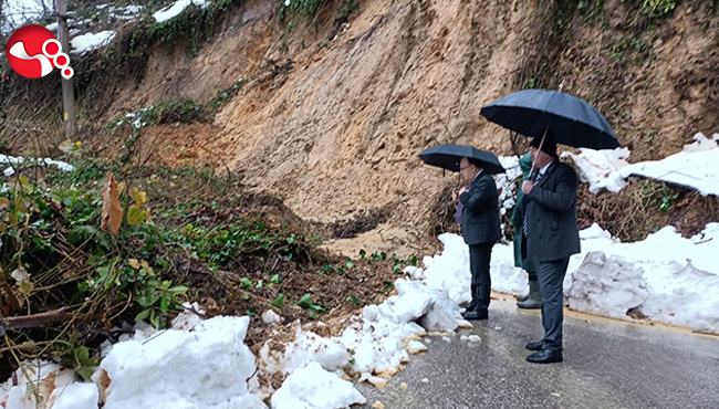 Heyelanın yaşandığı yolda incelemeler