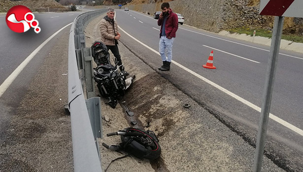 Motosiklet parçalara ayrıldı: 2 ağır yaralı
