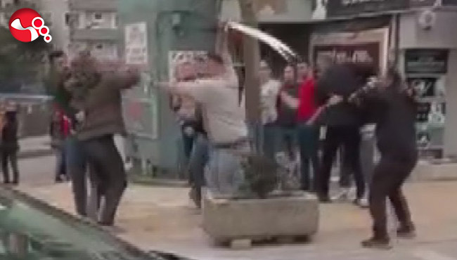 Bir anda kılıcıyla saldırdı