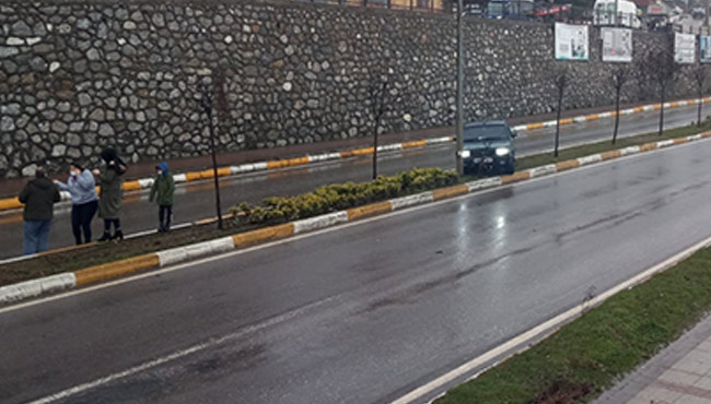 Refüje çarparak durabildi