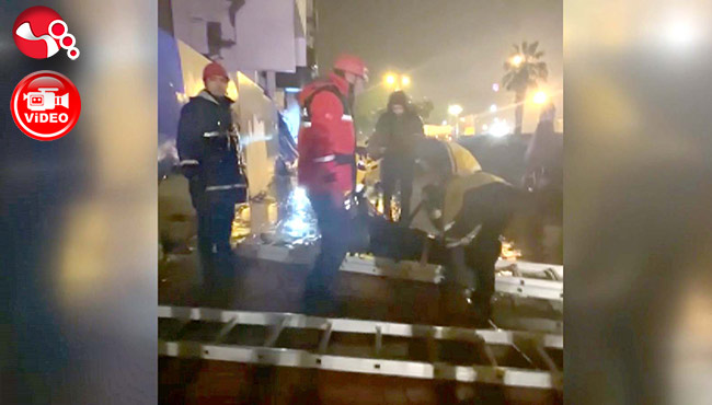 Su dolu inşaat çukuruna düştü!