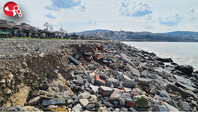 Dev dalgalar sahili tahrip etti