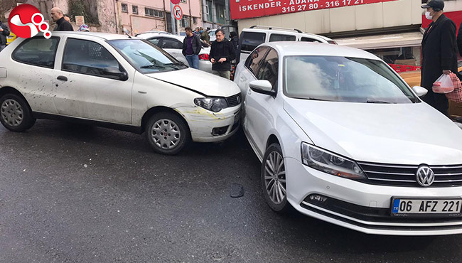 Otomobiller çarpıştı