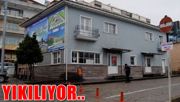 AKÇAKOCA BELEDİYESİ'NE AİT BİNA YIKILIYOR