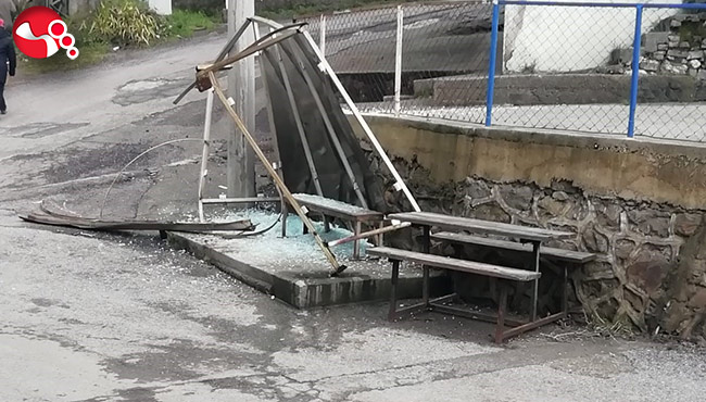 Kamyon, durağa çarptı!