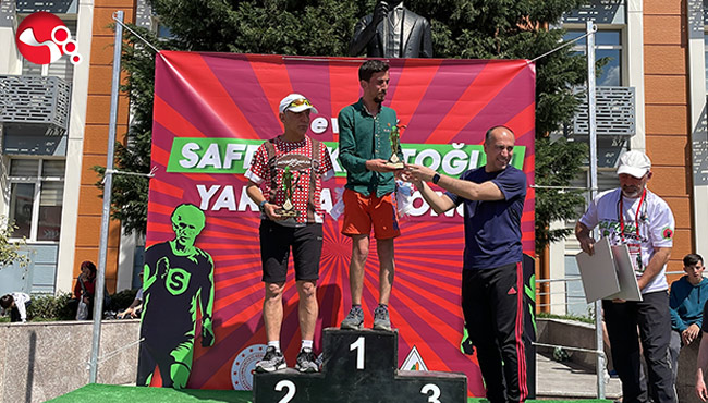 Maratonda kazanan sporcular ödüllerin sahibi oldu