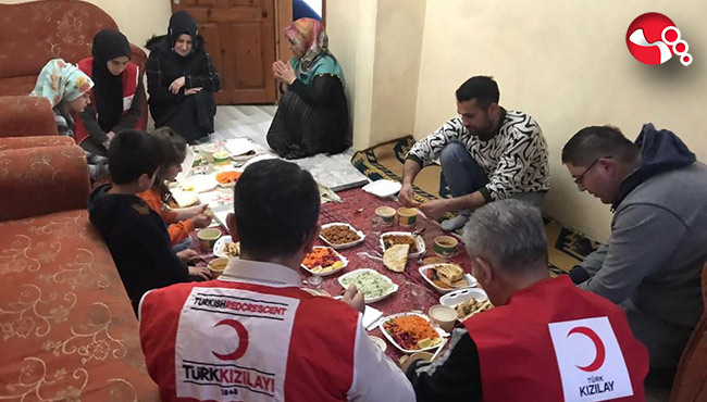 Kızılay bir ailenin evinde iftara konuk oldu