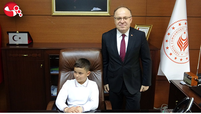 Vali Tutulmaz koltuğu çocuklara devretti