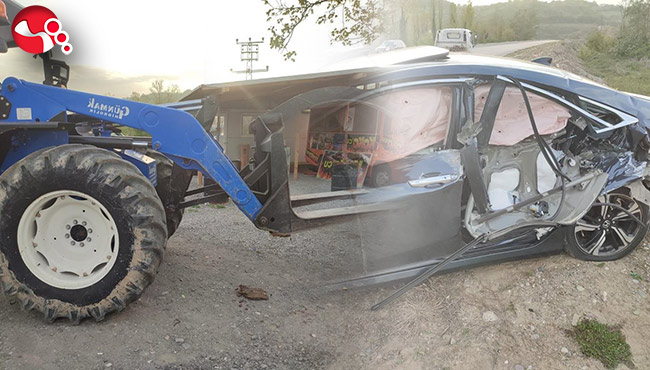 Ters yönden gelen traktör otomobili biçti