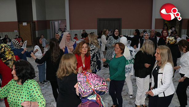 Kadınlar Anneler Gününde doyasıya eğlendiler