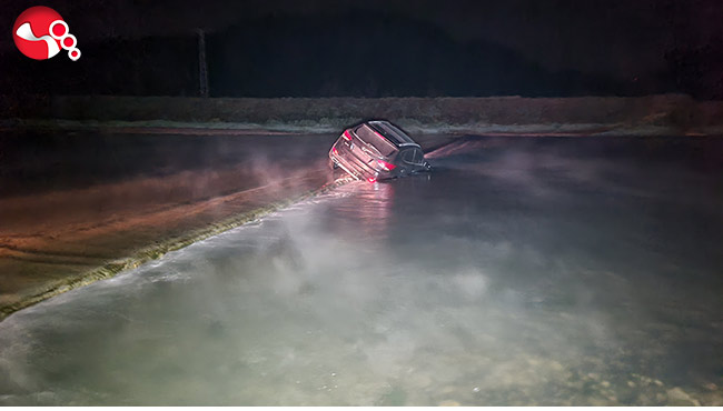 Çaydan karşıdan karşıya geçerken otomobiliyle suya sürüklendi