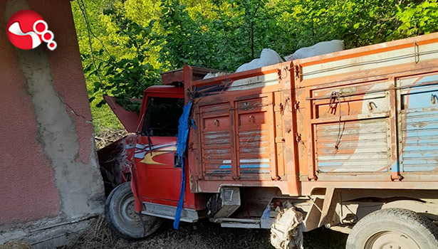 Evinin önünde otururken kamyonetin altında kaldı
