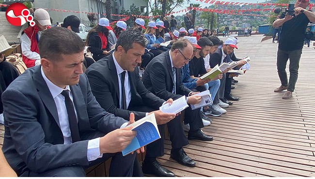 Sahilde kitap okudular, farkındalık oluşturdular
