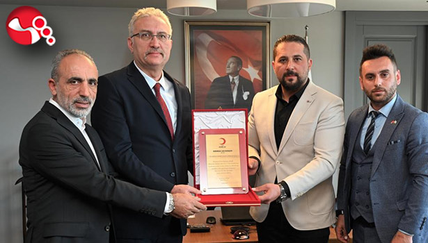 Kızılay’dan Erdemir Genel Müdürü Oral’a teşekkür plaketi