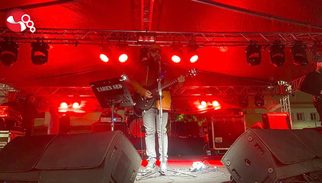 Üniversiteliler yağmura rağmen Pilli Bebek konseriyle coştu