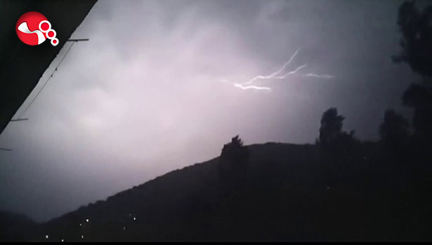 Şimşekler geceyi aydınlattı