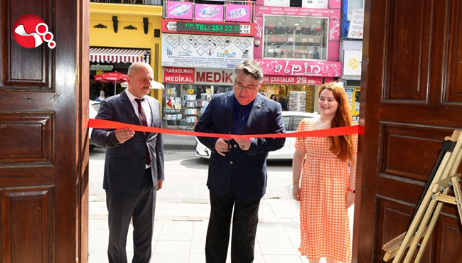 Rektör Özölçer, sene sonu resim serginin açılışını yaptı