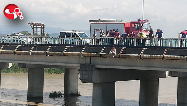Korku dolu bakışlar arasında kendini aşağıya bıraktı