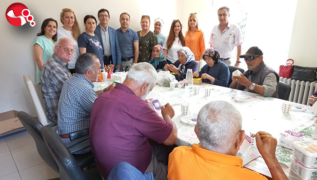 Kent Konseyi kadınlarından huzurevine renkli etkinlik