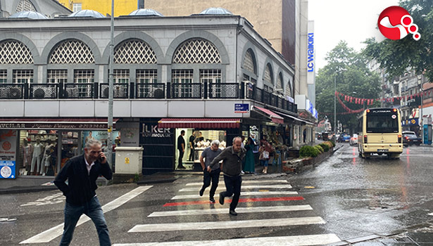 Sağanak yağışa hazırlıksız yakalandılar...