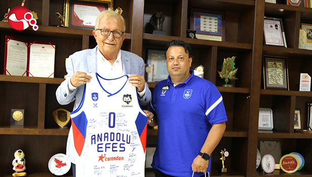 Başkan Posbıyık’a şampiyon Anadolu Efes Forması…