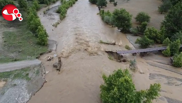 Köyü merkeze bağlayan köprü çöktü