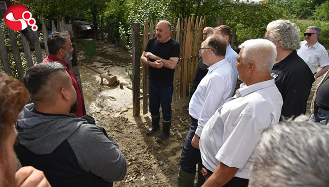 Vali Tutulmaz sel bölgesinde incelemelerde...