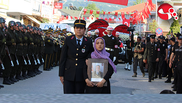 Şehidin fotoğrafını kız kardeşi taşıdı