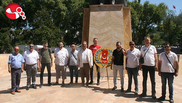 Gazeteciler çelenk sundu