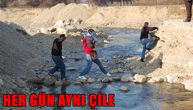 KÖYLÜLER YIKILAN KÖPRÜLERİNİ GERİ İSTİYOR