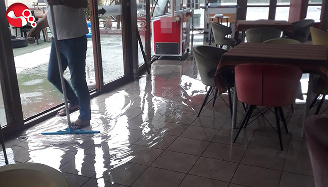 Sağanak yağış nedeniyle dükkanları su bastı