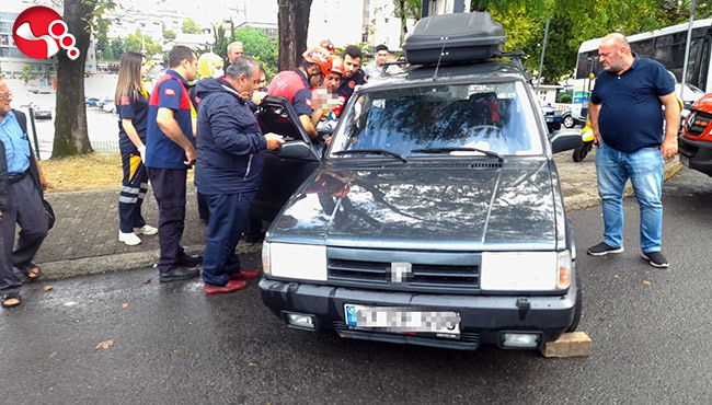 Kaza sonrası otomobilin içinde sıkıştı!