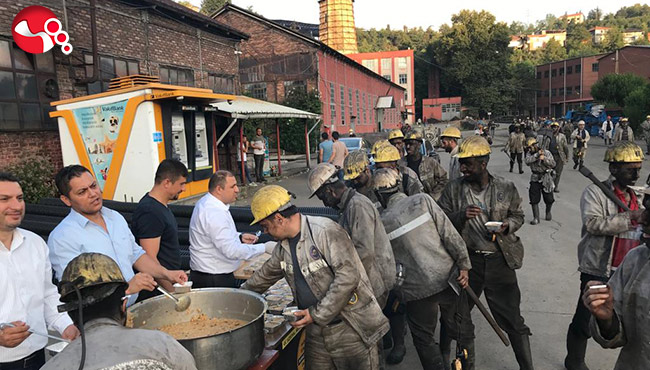 MADEN İŞÇİLERİNE AŞURE İKRAM EDİLDİ