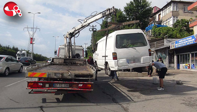 Araçlara çarparak kaçtı!