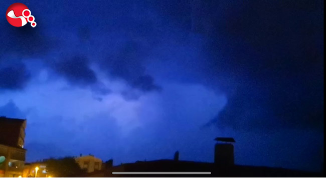 Şimşekler geceyi aydınlattı