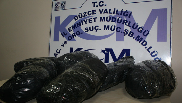 DÜZCE'DE 15 KİLO ESRAR ELE GEÇİRİLDİ