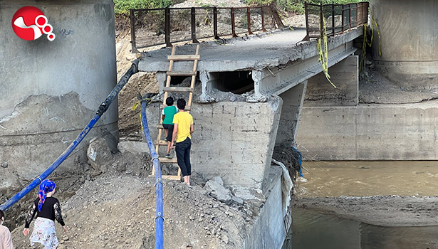 Yıkılan köprü köyü ikiye böldü